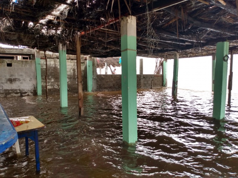 Se inundan palapas en Playa San Vicente