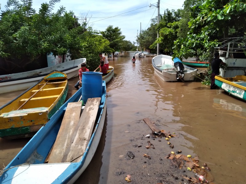 Se inundan viviendas en Playa Vicente, Juchitán