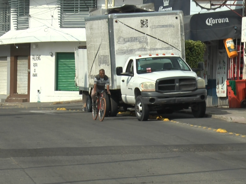 Se juegan la suerte al esquivar autos en ciclovía