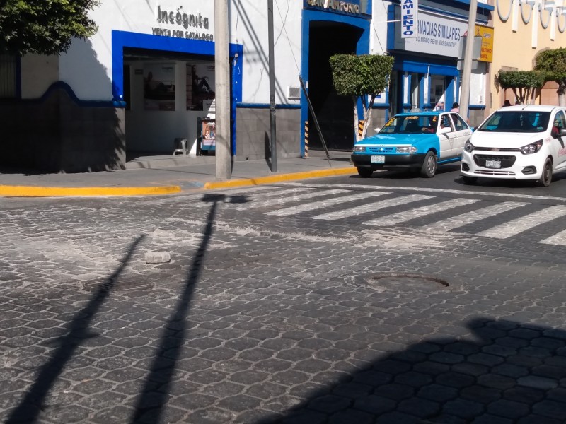 Se levanta adoquín en Reforma y 3 Poniente