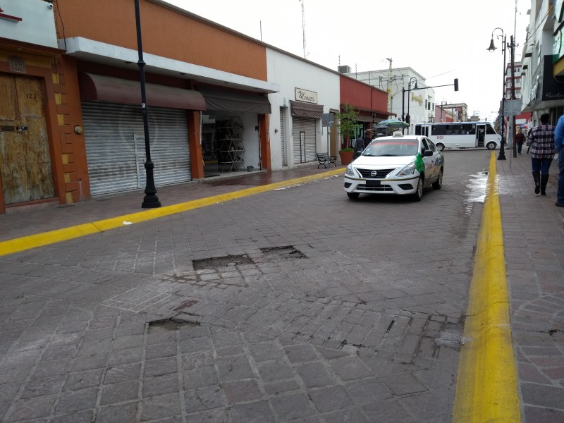 Vuelven fallas en obras de calle Juárez