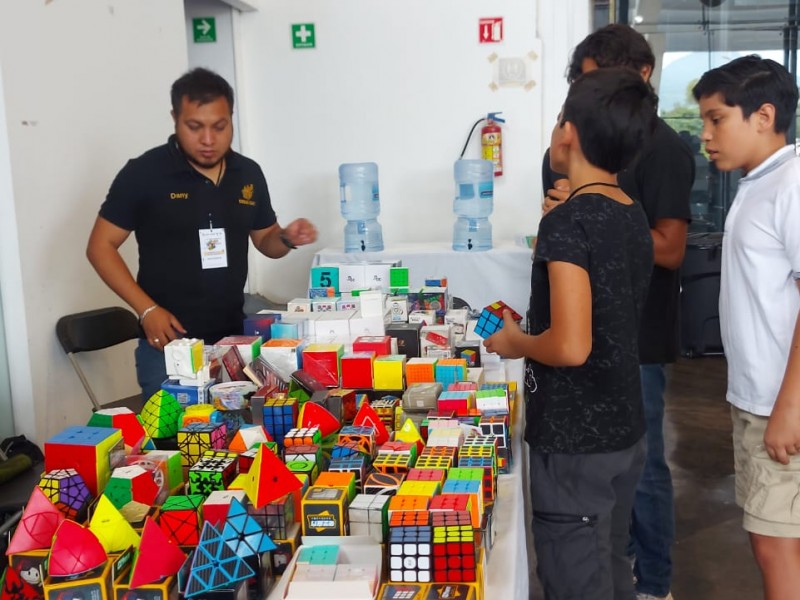 Se lleva a cabo Competencia de armado de cubo Rubik