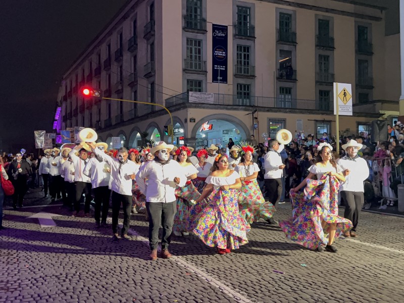 Se lleva a cabo desfile de catrinas y catrines
