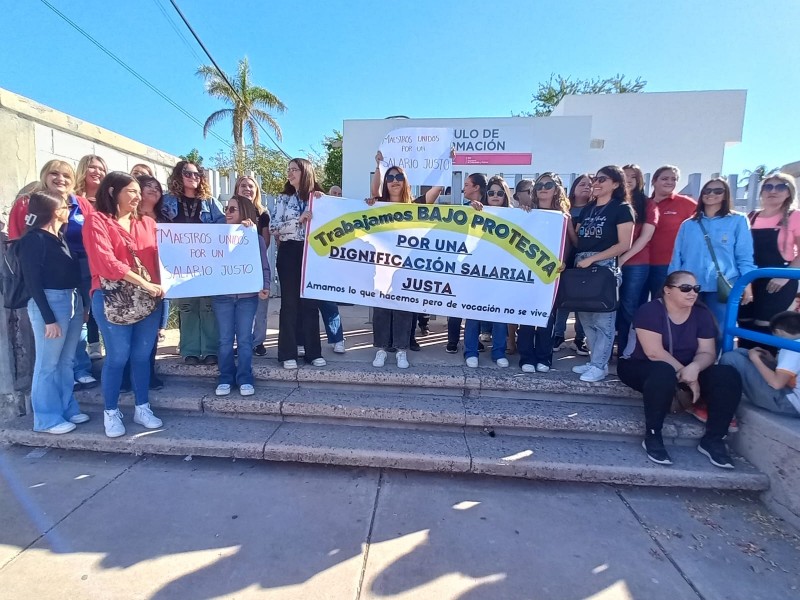 Se manfiestan maestras para exigir revalorización salarial