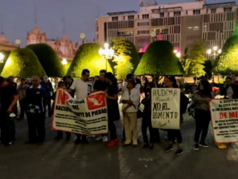 Se manifestan sindicatos y asociaciones por aumento al transporte.