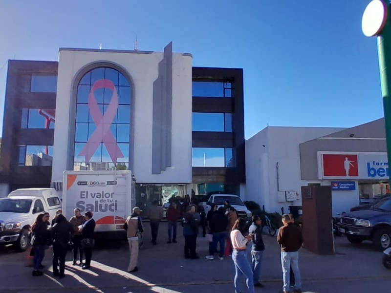 Se manifestan trabajadores de la secretaria de salud