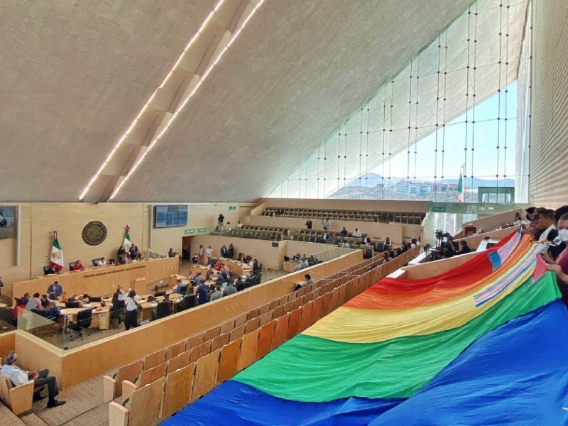 Se manifiesta comunidad LGBT+ en Congreso del Estado