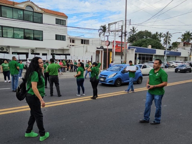 Se manifiesta y bloquean Insurgentes burócratas sindicalizados
