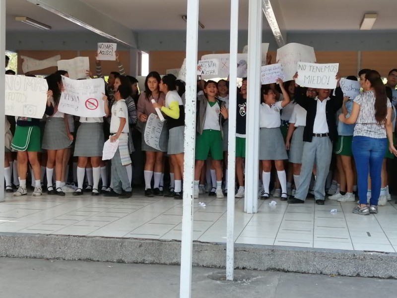 En la secundaria Enrique Corona Morfín protestan contra maestro acosador