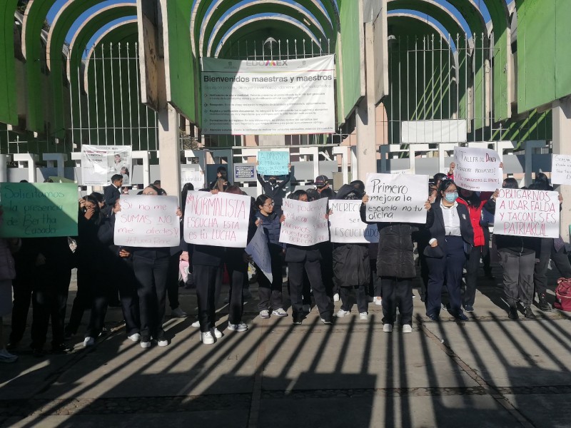 Se manifiestan alumnos de la normal 1 de Toluca