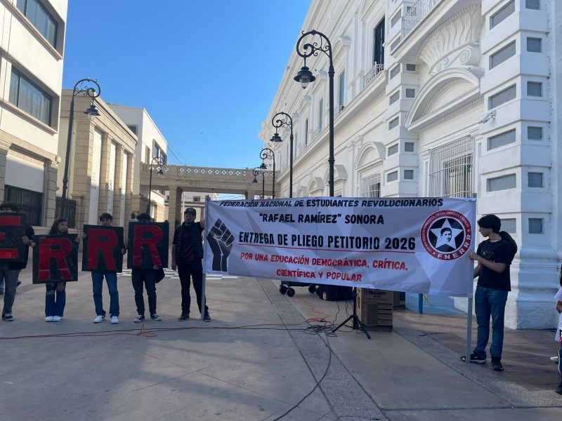 ﻿Se manifiestan alumnos frente a Palacio de Gobierno