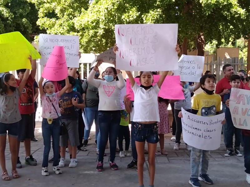 Se manifiestan alumnos y padres de familia afuera de primaria