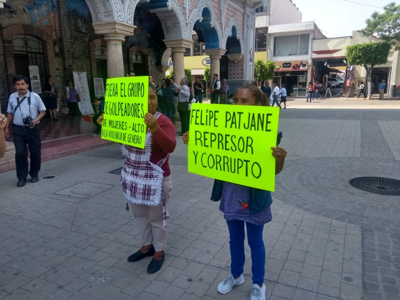 Se manifiestan ambulantes fuera del palacio