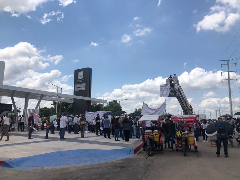 Se manifiestan bomberos implicados en ABC durante gira de Amlo