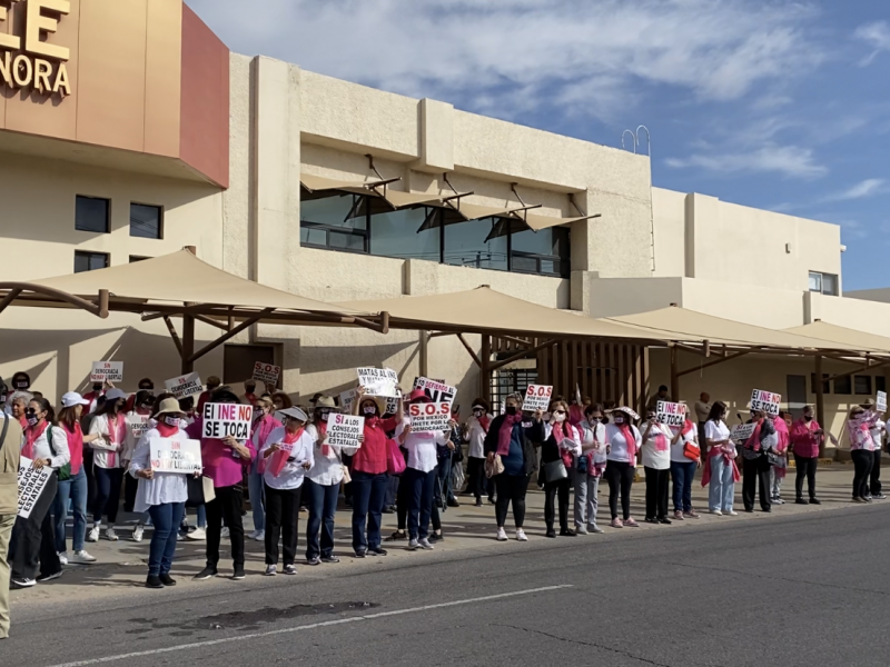 Se manifiestan ciudadanos en contra de la eliminación del INE