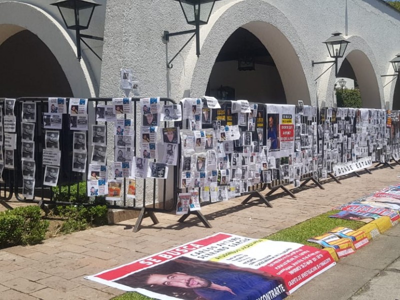 Se manifiestan colectivos de desaparecidos en Casa Jalisco