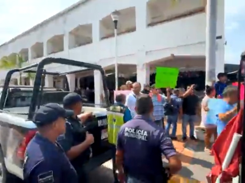 Se manifiestan comerciantes de Tecomán, exigen mesa de diálogo con autoridades