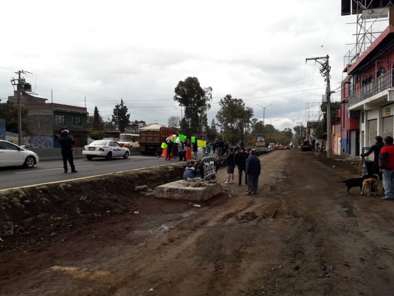 Se manifiestan comerciantes por obra de Av. Maderoponiente