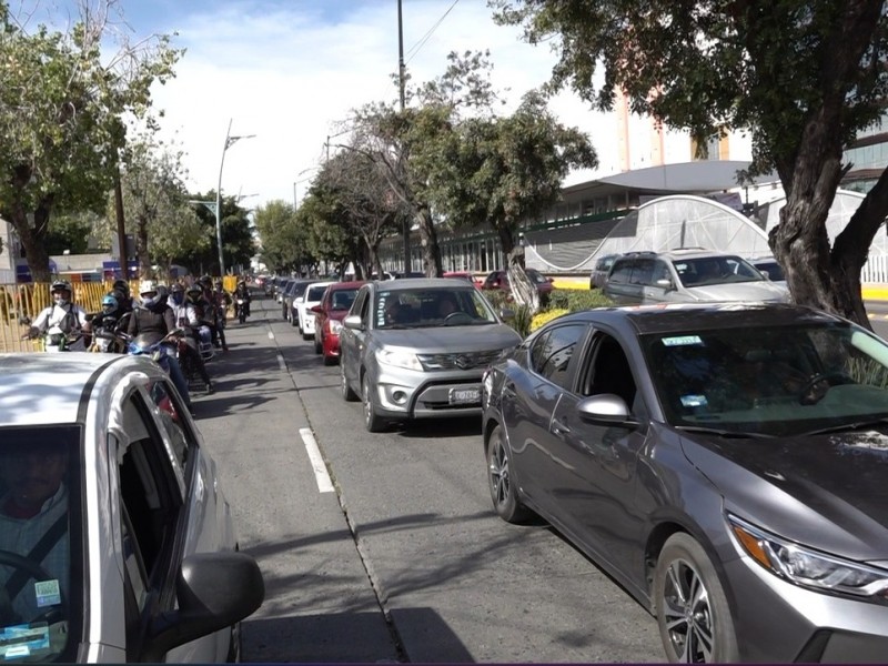 Se manifiestan conductores para dar la bienvenida a la feria