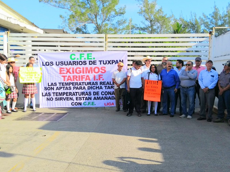 Se manifiestan contra la CFE