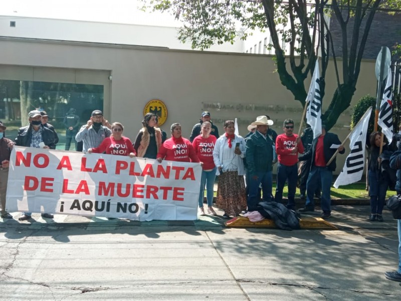 Se manifiestan contra planta de amoníaco en Embajada Alemana