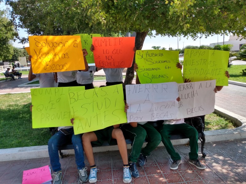 Se manifiestan estudiantes contra AMLO
