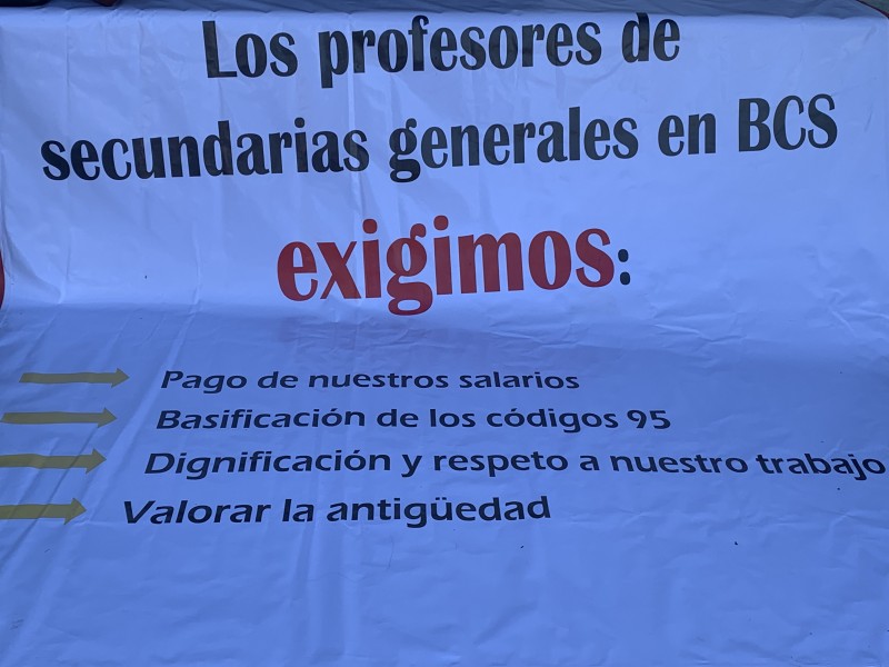 Se manifiestan docentes en la explanada de la SEP