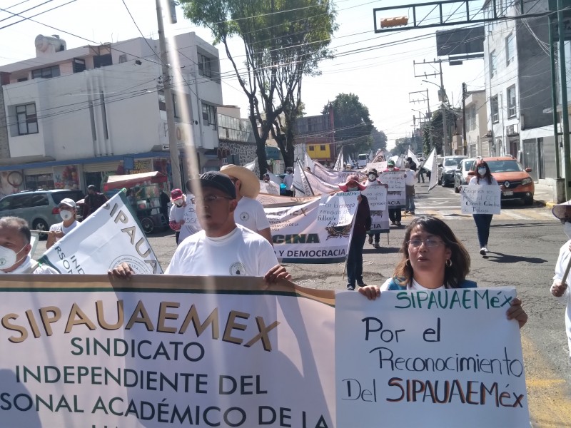 Se manifiestan durante informe de Eduardo Barrera Díaz