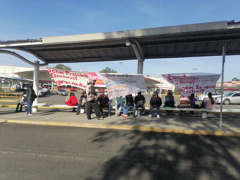 Se manifiestan durante visita de AMLO en la Zona Militar