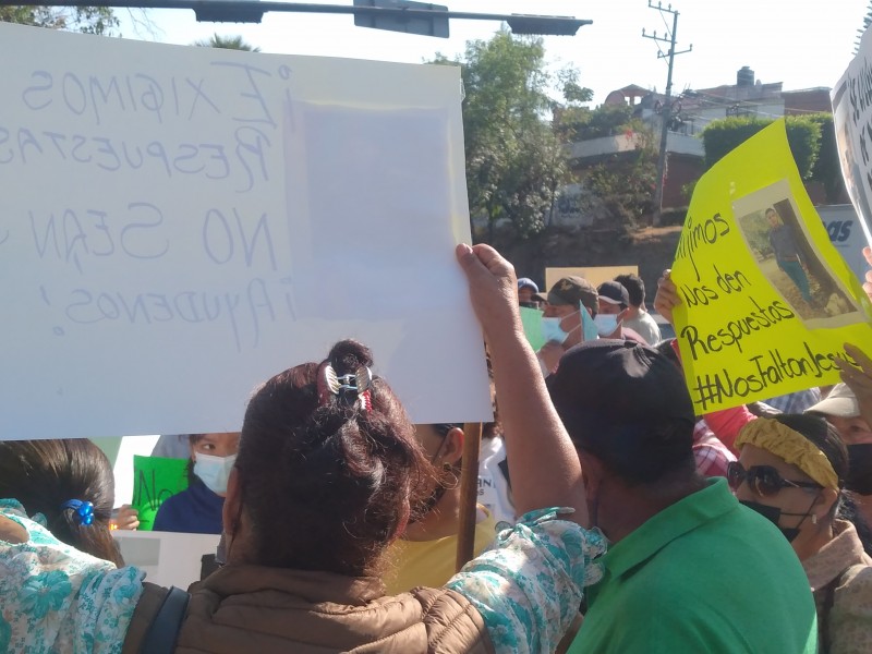 Se manifiestan en Casa Michoacán; exigen localizar a desaparecidos