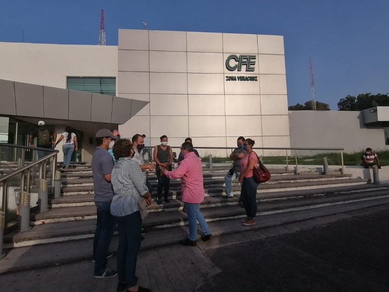 Se manifiestan en CFE, llevan varios días sin luz