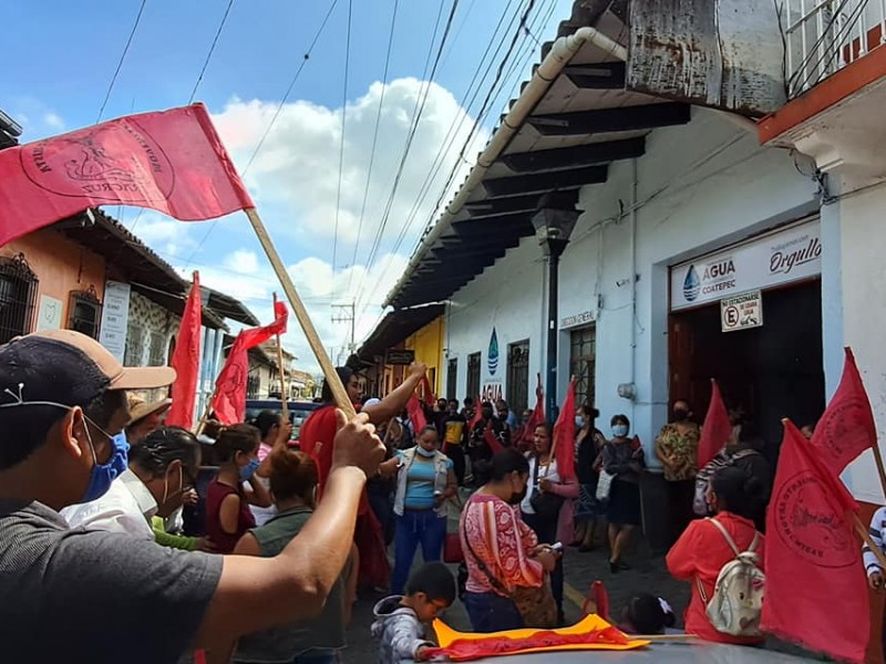 Se manifiestan en CMAS Coatepec, llevan dos meses sin agua