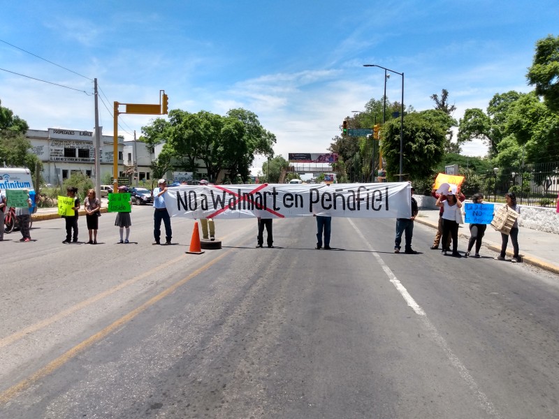 Se manifiestan en contra de supermercado