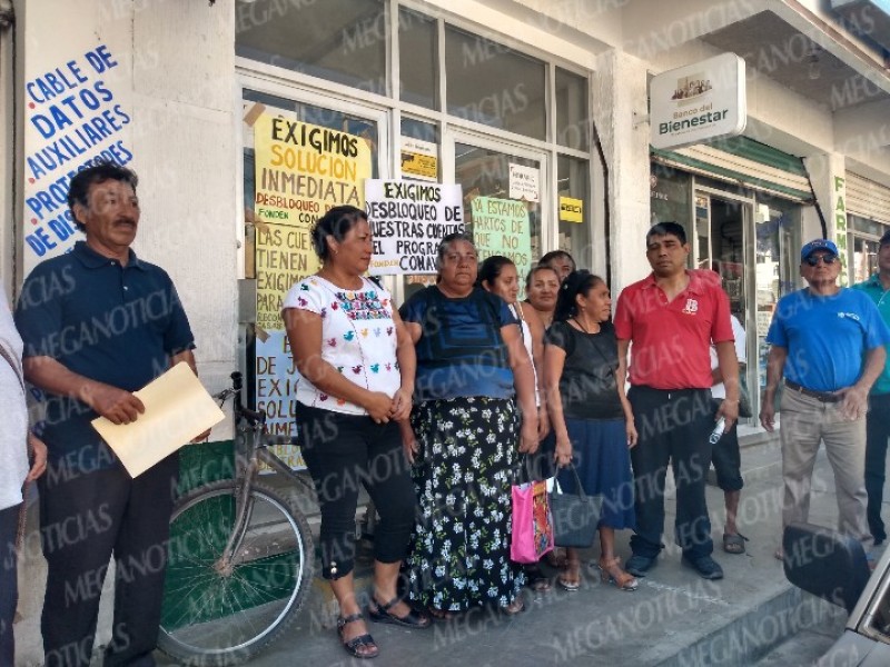 Se manifiestan en el Banco Bienestar en Juchitán