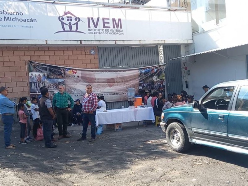 Se manifiestan en el IVEM por supuesta reventa de terrenos