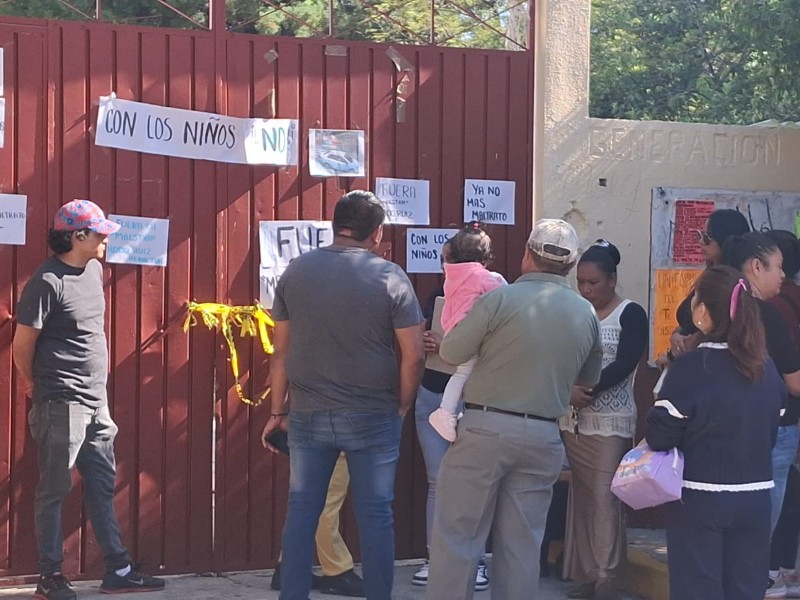 Se manifiestan en escuela por violencia contra alumnos