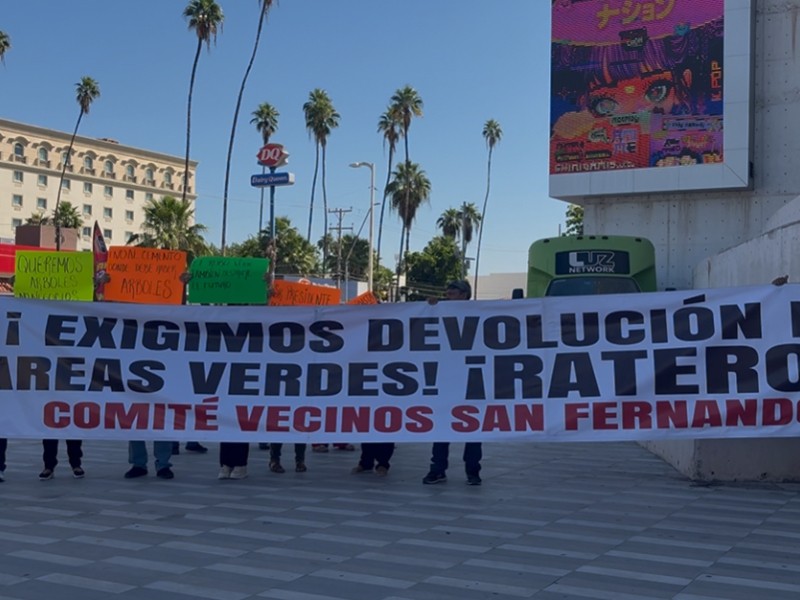 Se manifiestan en informe presidencial, exigen devolución de área verde Se manifiestan en informe presidencial, exigen devolución de área verde