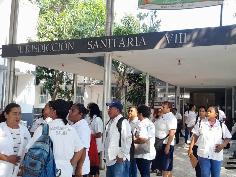 Se manifiestan en Jurisdicción Sanitaria por falta de pago