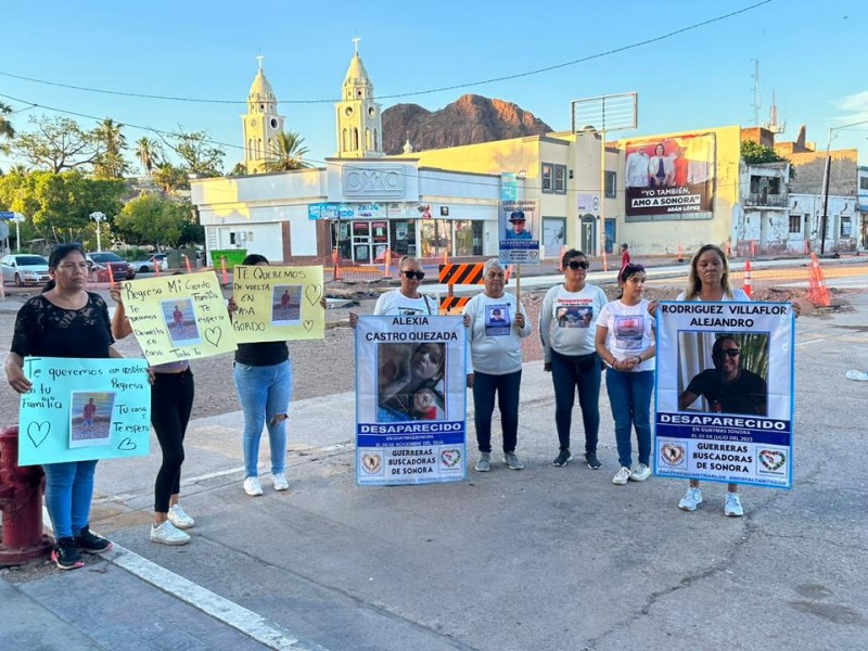 Se manifiestan en Palacio Madres de desaparecidos