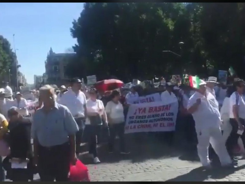Se manifiestan en Puebla en contra de AMLO