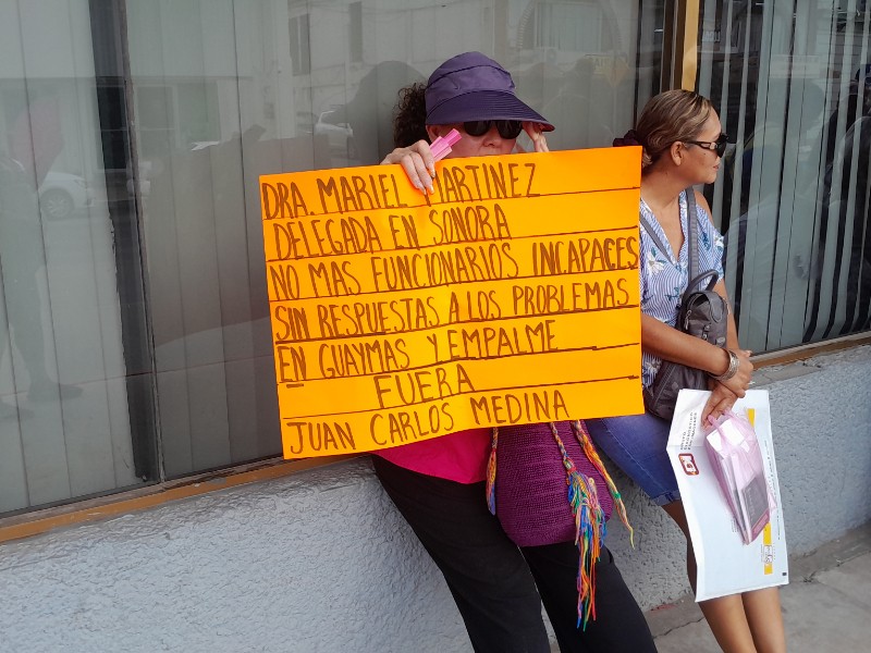 Se manifiestan en subdelegación IMSS Guaymas por derechos de viuda