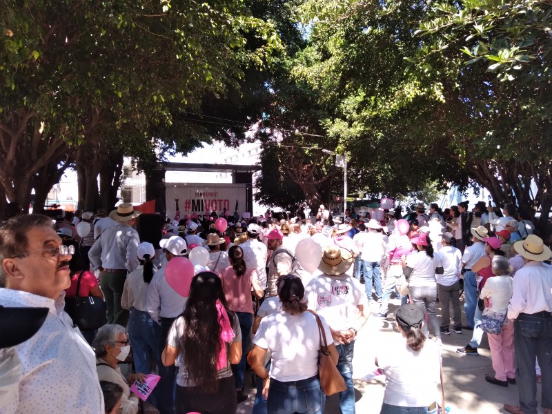 Se manifiestan en Tepic en defensa del Instituto Nacional Electoral