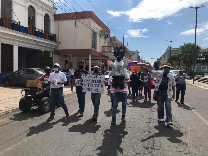 Se manifiestan en tránsito, y llegan los policías