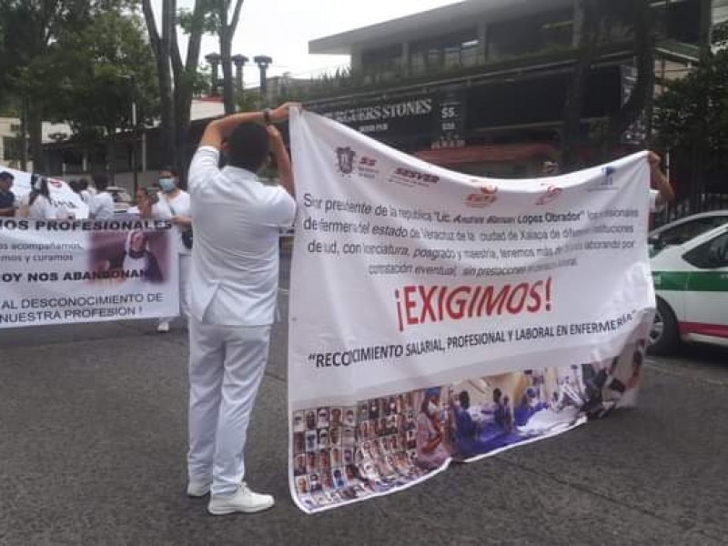 Se manifiestan enfermeros en Xalapa
