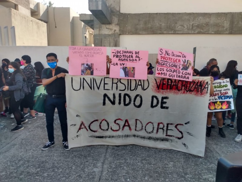 Se manifiestan estudiantes contra agresiones sexuales dentro de Universidad Veracruzana