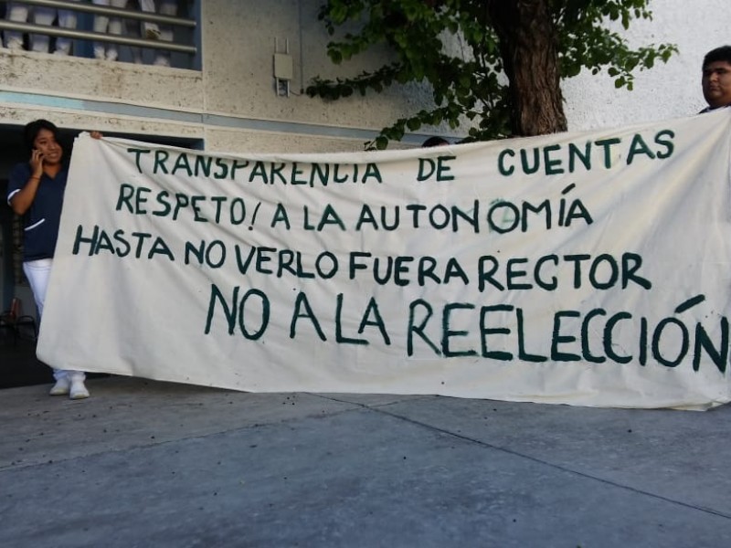 Se manifiestan estudiantes contra reelección de rector