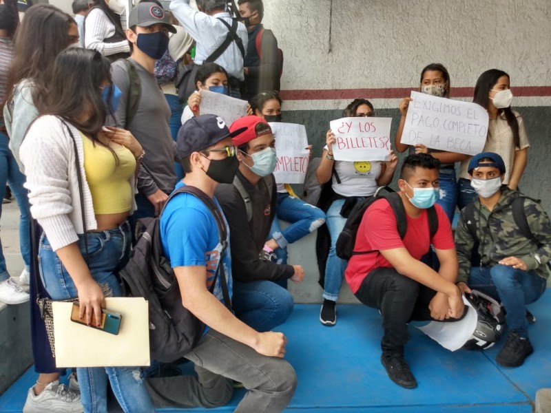 Se manifiestan estudiantes de la UAS por no recibir becas
