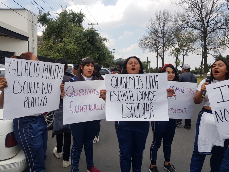 Se manifiestan estudiantes de Nezahualcóyotl en Toluca