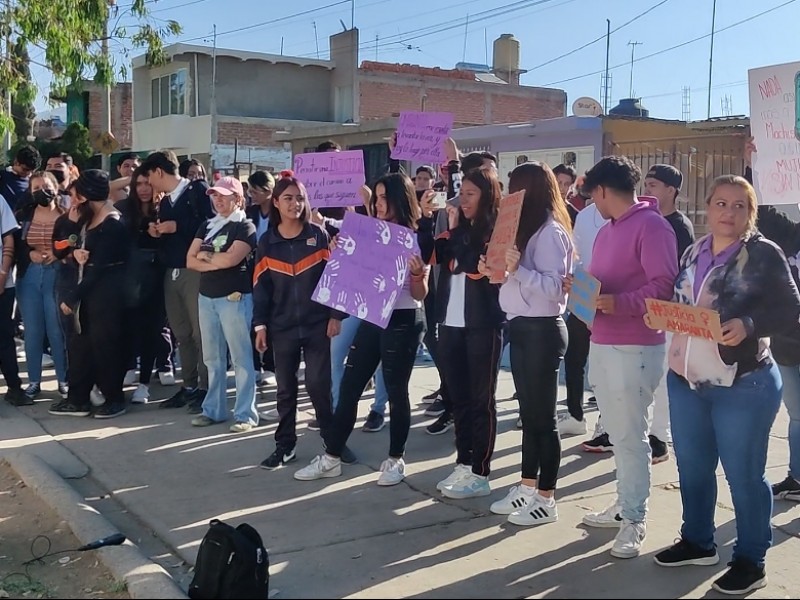 Se manifiestan estudiantes del SABES por acoso sexual