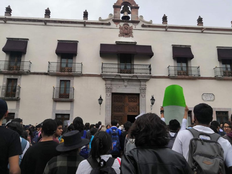 Se manifiestan estudiantes, dicen no al subsidio